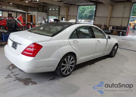 2013 Mercedes-Benz S 550 z USA, uszkodzony, nr VIN WDDNG7DB8DA493289